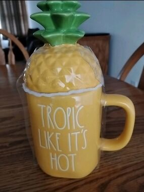 Rae Dunn "TROPIC LIKE IT'S HOT" ceramic coffee mug w/ pineapple-shaped top, NEW